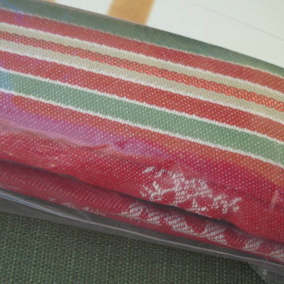 NEW 60" x 102" OBLONG Fabric TABLECLOTH Red Green Christmas Homestead Snowflake - Picture 10 of 11